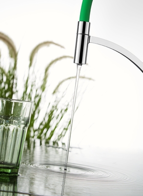 Resistencia a la corrosión del ahorro de agua del grifo del mezclador de la cocina del final del cromo de la manguera del silicón