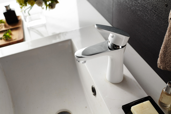 Grifo de lavabo de baño contemporáneo Latón mitad cromo mitad blanco